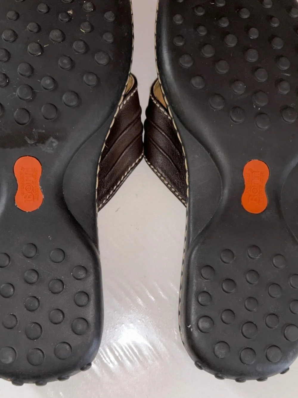 NWOB Born Woman’s Brown Leather Thong Flip Flop Sandal - Picture 9 of 10